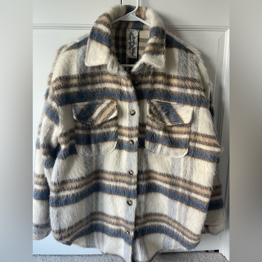Women’s size small, oversized shacket.  Sadie and Sage Boutique brand.